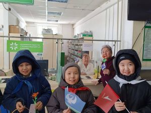 Фотофакт: в селе Намцы школьники провели акцию «Поздравляем работающих женщин»