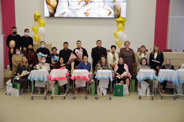 В Якутске состоялась торжественная выписка родившихся в День Матери малышей