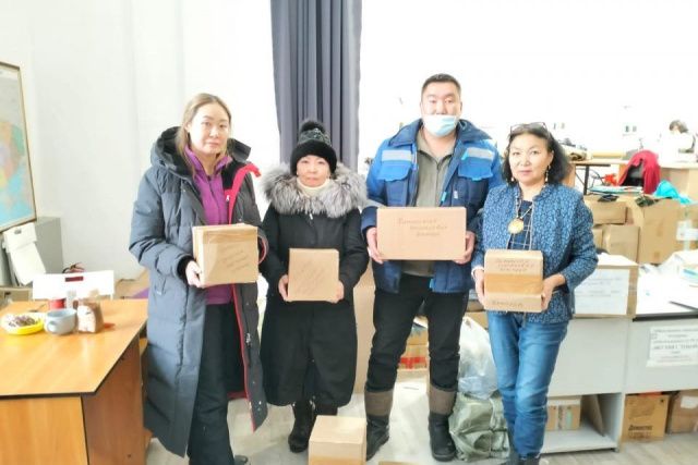 Якутская городская больница № 3 передала блиндажные свечи для бойцов