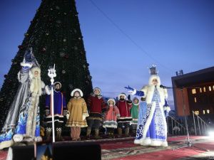 В Якутске зажгли огни на первой новогодней ёлке страны