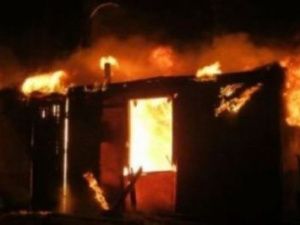 В Якутске пожар уничтожил дом, два гаража и два автомобиля