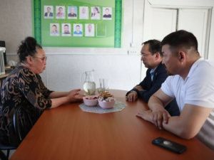 Айсен Николаев встретился с матерью мобилизованного кобяйца