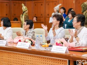 Глава Якутии вручил лучшим педагогам-наставникам премии в 100 тысяч рублей