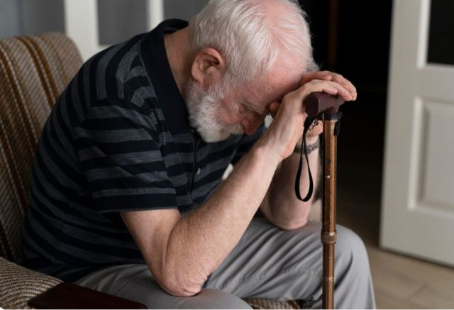 Мошенники убедили 84-летнего пенсионера из Якутска вылететь в Москву, затем в Санкт-Петербург и передать около 3 млн рублей курьерам