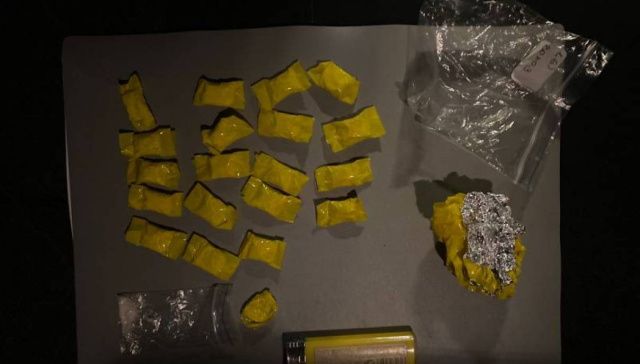 В Якутске на улице Хабарова задержали наркодилера с крупной партией «синтетики»