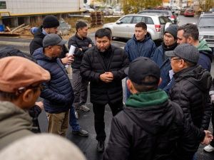 Евгений Григорьев проверил ход благоустройства дворовых территорий в Октябрьском округе