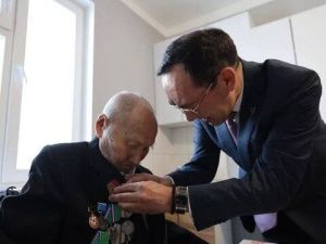 Глава Якутии вручил юбилейную медаль к 80-летию Великой Победы ветерану тыла