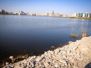 Айсен Николаев проверил ход работ по благоустройству набережной озера Сайсары 