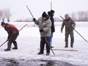 В Якутске прошел субботник по заготовке льда для семей участников СВО и пожилых