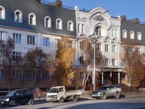 Фотофакт: У конторы «Якутскэнерго» спилили деревья