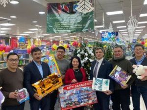 Руководители Управ города Якутска приняли активное участие в благотворительной акции «Ёлка добра» 