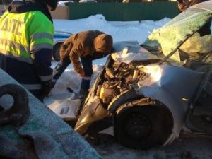 Страшная авария в Якутии: Люди застряли в искореженном автомобиле