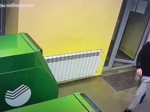 Житель Якутска похитил у посетительницы бара банковскую карту