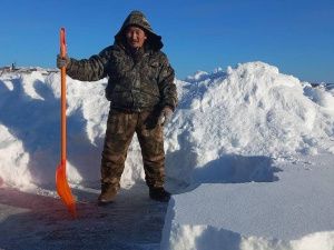 Пенсионер из Легойского наслега Усть-Алданского района вновь открыл собственный каток