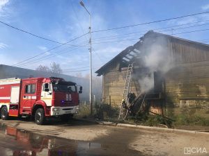 В Якутске загорелся двухэтажный деревянный дом