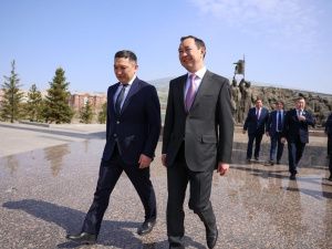 Глава Якутии возложил цветы к монументу защитникам Отечества в Астане