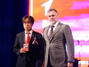 В Якутске школьникам торжественно вручили паспорта в День народного единства