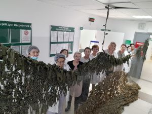 В больницах Якутии персонал и пациенты плетут маскировочные сети