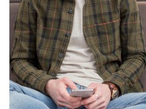 В Якутске мужчина украл оставленный на детской площадке телефон с банковской картой