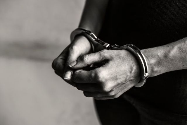 Врезал доской на дискотеке: В Якутии депутат обвинен в причинении вреда здоровью знакомого