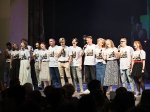 Премьерой концерта «Арбатский дворик» к 100-летию Булата Окуджавы Русский театр завершил сезон 