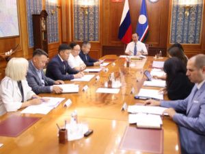 Айсен Николаев проверил строительство крупных социальных объектов в Якутии