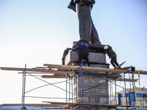 В отреставрированный памятник Ленину в Якутске заложили капсулу времени