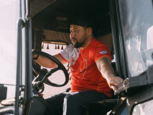 Евгений Григорьев осмотрел строящиеся объекты в селе Хатассы и принял участие в заготовке сена