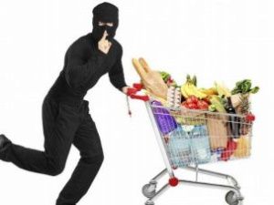 В Алданском районе двое молодых людей украли продукты питания и сигареты