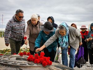 В Якутске возложили цветы к монументу «Воинам-победителям» в честь 80-летия победы в Курской битве