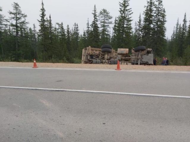 В Якутии дальнобойщик уснул за рулем, и большегруз опрокинулся