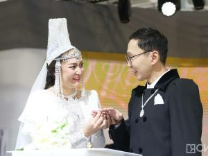Молодая пара из Якутии сыграла свадьбу в День региона на выставке в Москве