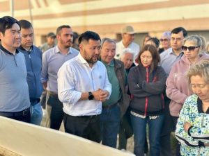 Евгений Григорьев обсудил с жителями проект благоустройства дворовых территорий в Октябрьском округе