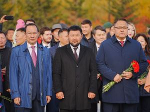 Праздник: В Якутске возложили цветы к памятнику основателю города Петру Бекетову