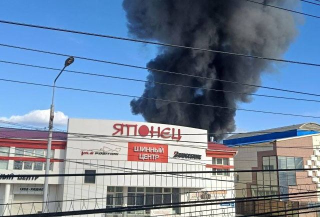 В Якутске горит автосервис?