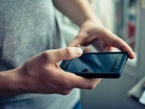 Житель Якутска украл в аэропорту телефон и улетел