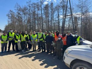 Работники Окружной администрации города Якутска приняли участие в субботнике по Вилюйскому тракту