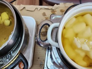 В Якутске волонтеры изготавливают окопные свечи для военнослужащих СВО