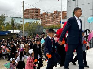 Андрей Тарасенко поздравил с Днем знаний на торжественной линейке школы №29