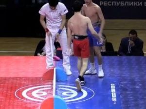 Скандал: Спортсмен из Кабардино-Балкарии столкнул якутского мадьыны с помоста