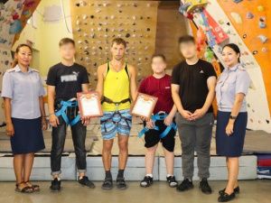 Для несовершеннолетних осужденных без изоляции от общества организовано занятие по скалолазанию