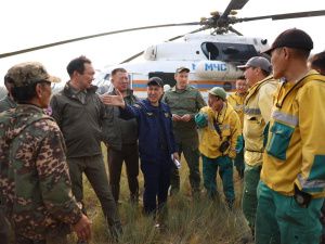 Глава Якутии встретился с огнеборцами в Верхневилюйском районе