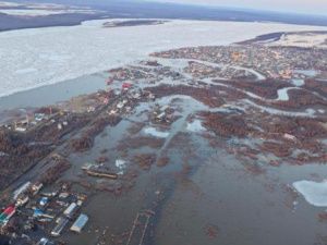 Наводнение пришло в Среднеколымск неожиданно, после чего вспомнили про дамбу