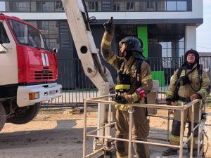 В Якутске пожарные отработали тушение пожара в 16-этажном доме: спасли «пострадавших» и проверили готовность к ЧС