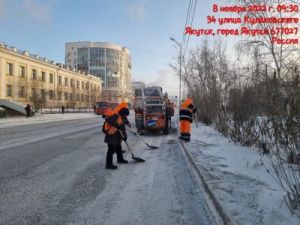 В Якутске продолжается уборка снега с улиц города