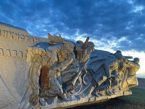 Врач из Якутии почтил память своего дедушки в мемориальном комплексе «Саур-Могила» в ДНР