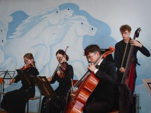 В исправительных колониях № 1 и 6 выступили музыканты на скрипках и виолончели 