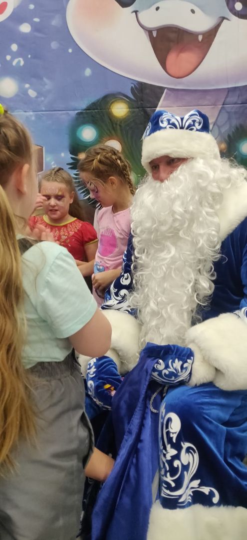 Деды Морозы разных стран, объединитесь ради мира!  