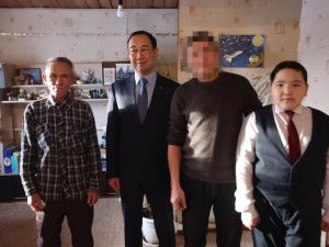Айсен Николаев навестил участника СВО и его семью в Хангаласском районе