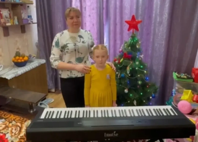 Елка желаний: Девочке из Докучаевска передали подарок от Айсена Николаева